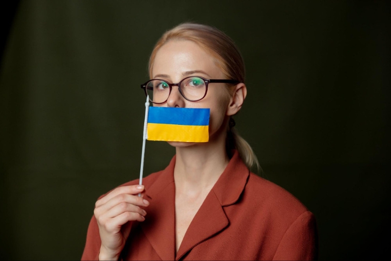 kobieta z ukraińską flagą