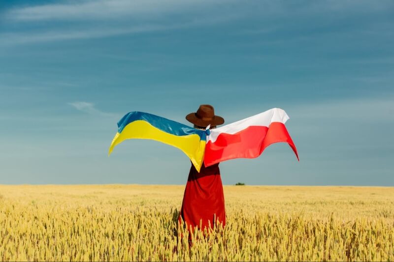 flagi Polski i Ukrainy na tle nieba