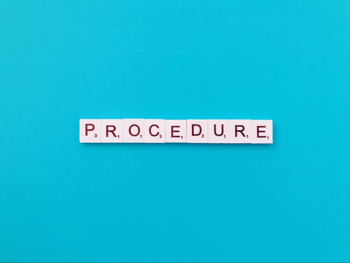 klocki z literami ułożonymi w słowo “procedure”